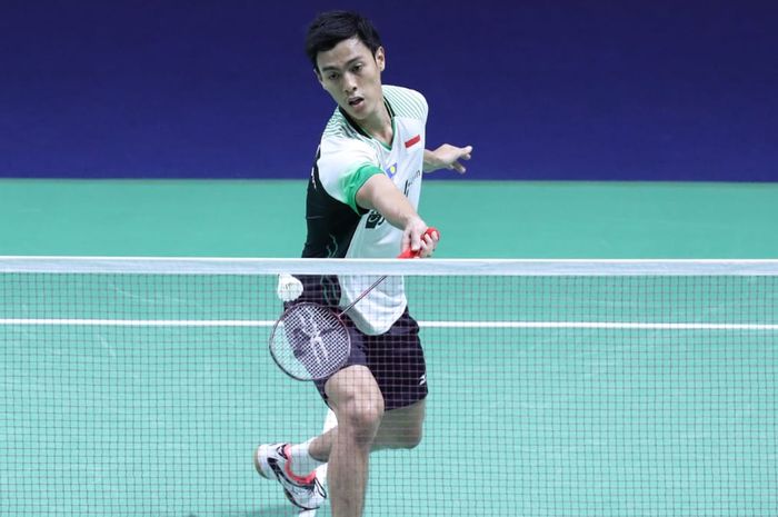 Aksi Shesar Hiren Rhustavito pada babak kedua Thailand Open 2019 kontra Lin Dan (China) yang digelar Kamis (1/8/2019)