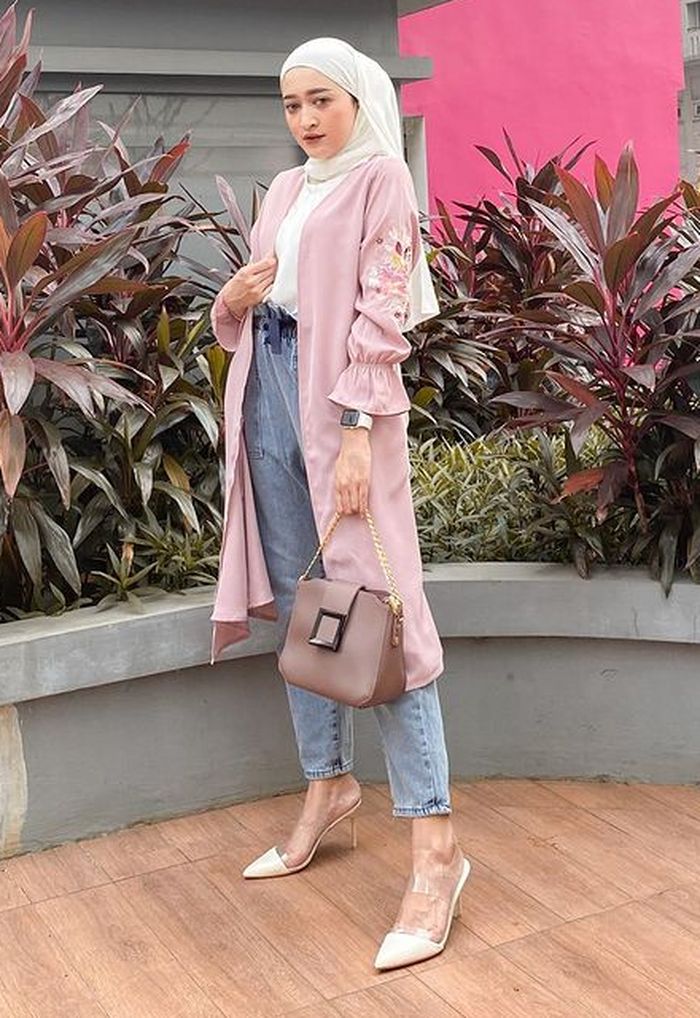 Penampilan Hijabers Feminin ala Long outer ala Seviqe Febinita