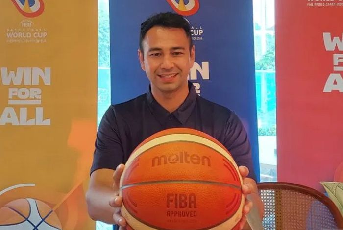 Raffi Ahmad diperkenalkan sebagai lokal ambasador Piala Dunia Bola Basket FIBA 2023 di Senayan Park Mall, Jakarta, Kamis (25/8/2022)