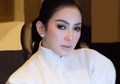 Pamer Lekuk Tubuh, Syahrini Pakai Slit Dress Ketat Belahan Dada Rendah untuk Pemotretan Majalah