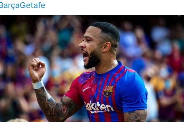 Striker Barcelona, Memphis Depay, merayakan gol ke gawang Getafe dalam laga Liga Spanyol di Stadion Camp Nou, Minggu (29/8/2021).