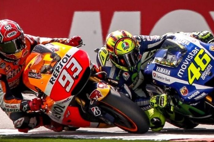 Marc Marquez dan Valentino Rossi berada di sirkuit.