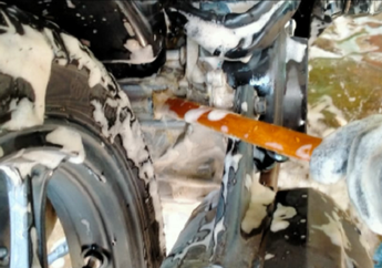 Bukan Makanan Pedas, Bambu Geprek Jadi Senjata Unik Tempat Cuci Motor di Kawasan Meruya