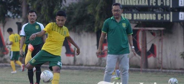 Pelatih anyar Persebaya, Aji Santoso, yang mulai melatih Bajul Ijo di Lapangan Polda Jatim, Kamis (31/10/2019).