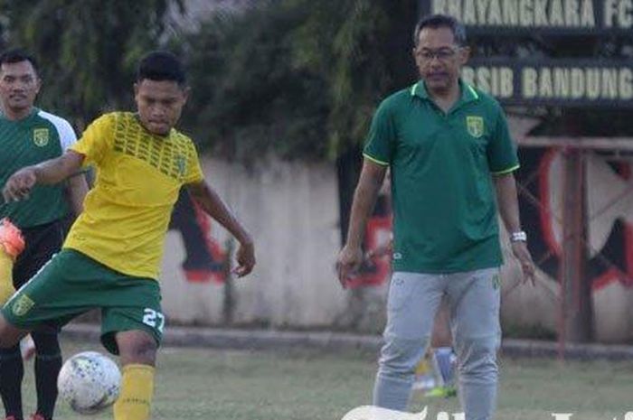 Pelatih anyar Persebaya, Aji Santoso, yang mulai melatih Bajul Ijo di Lapangan Polda Jatim, Kamis (31/10/2019).