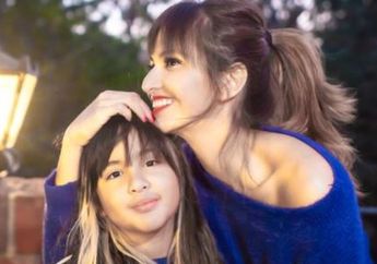 Miliki Harta Segunung hingga Bolak-balik Plesiran Mewah, Nia Ramadhani Bangga Bukan Main Saksikan Sang Putri Kesayangan Punya Nyali Besar Beri Makan Singa Lapar Ketika di Bali: Mikhayla Hebat!