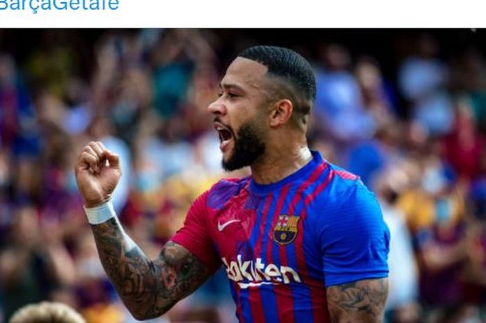 Striker Barcelona, Memphis Depay, merayakan gol ke gawang Getafe dalam laga Liga Spanyol di Stadion Camp Nou, Minggu (29/8/2021).