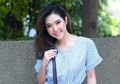 Gisella Anastasia Tampil Sederhana Pakai Dress Belahan Dada Rendah, Sandal Mules Mewah yang Dipakainya Justru Bikin Salfok