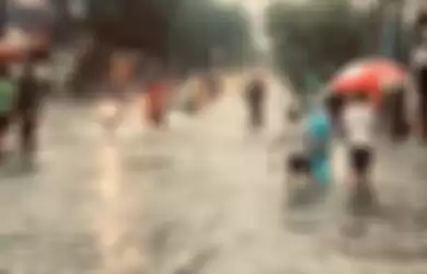 Sejumlah warga dan kendaraan bermotor berusaha melewati genangan air di Jalan Raya Pos Pengumben, Jakarta Barat, Rabu (01012020). Hujan lebat berdurasi cukup lama sejak malam pergantian tahun hingga pagi hari, membuat sejumlah jalan raya dan perumahan warga di Jabotabek terendam banjir.