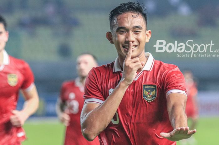 Sambutan pemain Persija Jakarta untuk kapten Timnas U-22 Indonesia, Rizky Ridho.