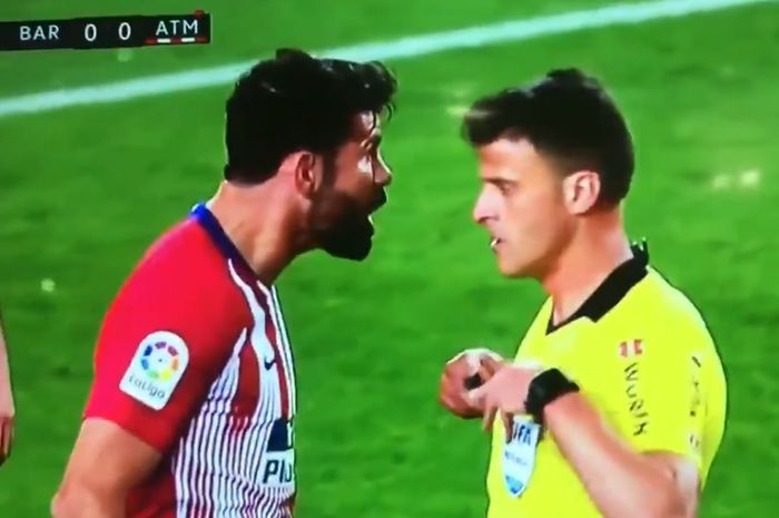 Diego Costa saat menerima kartu merah ada laga Barcelona Vs Atletico Madrid dalam pekan ke-31 Liga Spanyol di Stadion Camp Nou, Sabtu (6/4/2019) waktu setempat atau Minggu dini hari WIB.