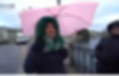Nagita Slavina saat kenakan payung pink di jembatan Swiss