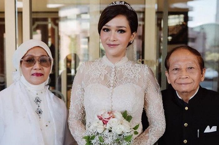 Maia bersama ayah dan ibunya