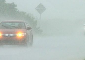 Mobil Jangan Nyalakan Lampu Hazard Meski Hujan Lebat, Ini Alasannya