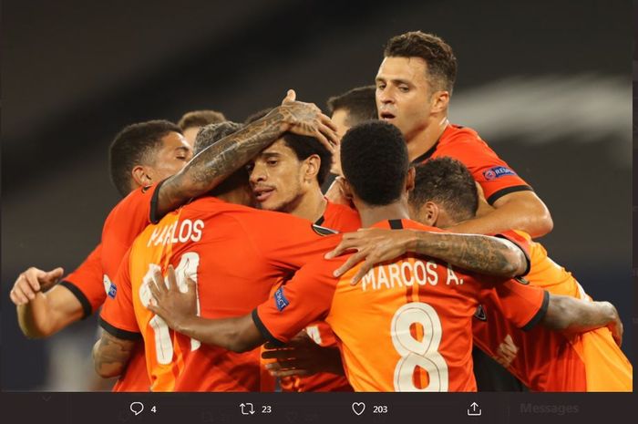 Para pemain Shakhtar Donetsk merayakan gol Taison ke gawang FC Basel dalam perempat final Liga Europa di Arena AufSchalke, 11 Agustus 2020.