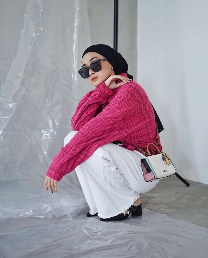 Ide Outfit Hijab Pakai Warna Shocking Pink yang Ngetren ala Alifia ...
