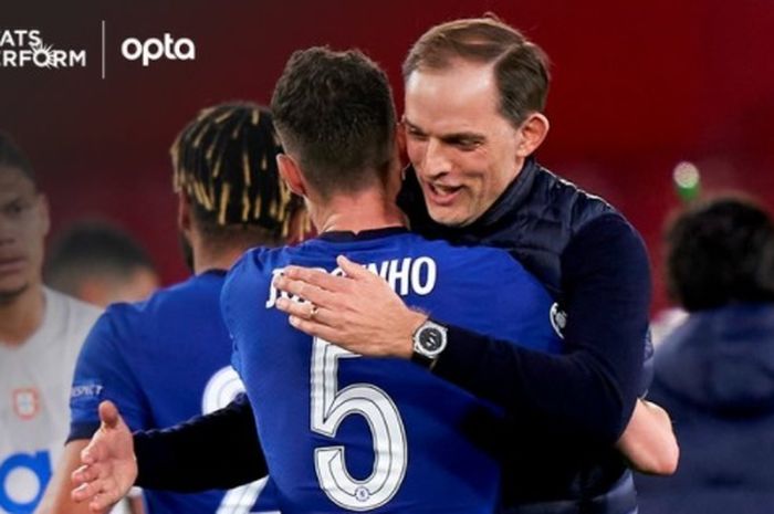 Pelatih Chelsea, Thomas Tuchel, merayakan keberhasilan Chelsea menembus babak semifinal Liga Champions dengan memeluk salah satu gelandangnya, Jorginho.