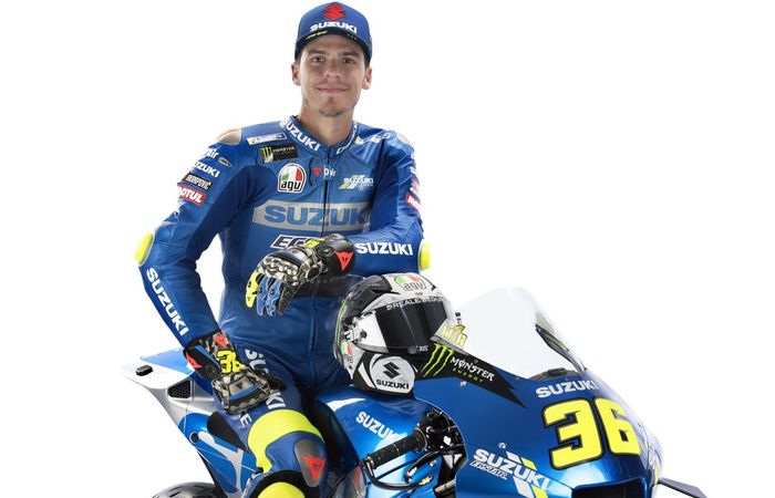 Pembalap Suzuki Ecstar, Joan Mir, berpose bersama motor baru GSX-RR untuk peluncuran tim menjelang MotoGP 2021.