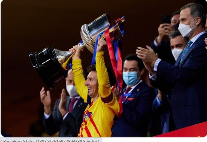 Lionel Messi mengangkat trofi Copa del Rey pertamanya sebagai kapten Barcelona.