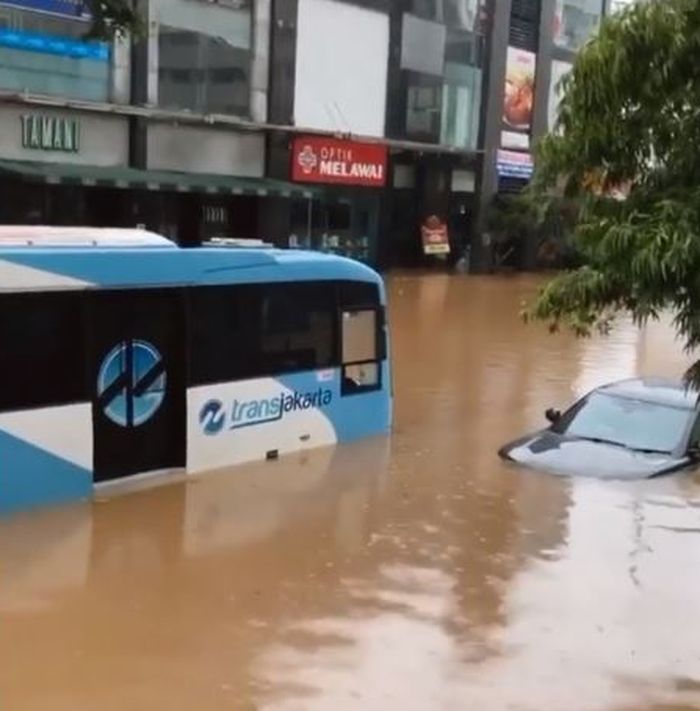 Banjir di apartemen Anya Geraldin .