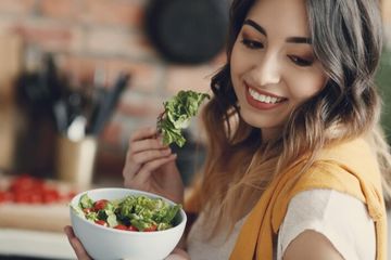 Mengubah pola makan bisa menjadi salah satu cara menyembuhkan asam urat tanpa obat.