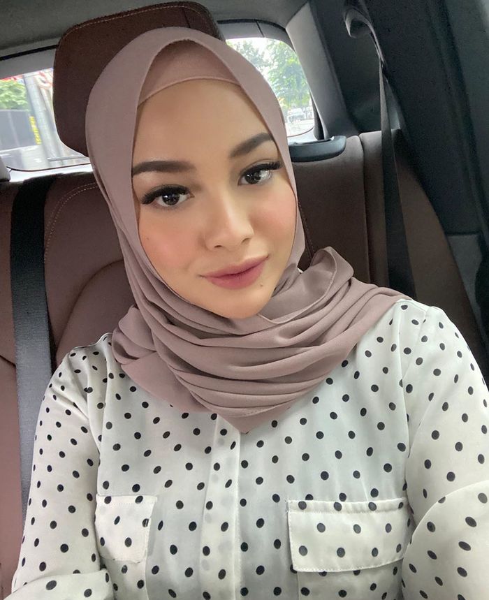 Tampilan Aurel Hermansyah belajar pakai hijab