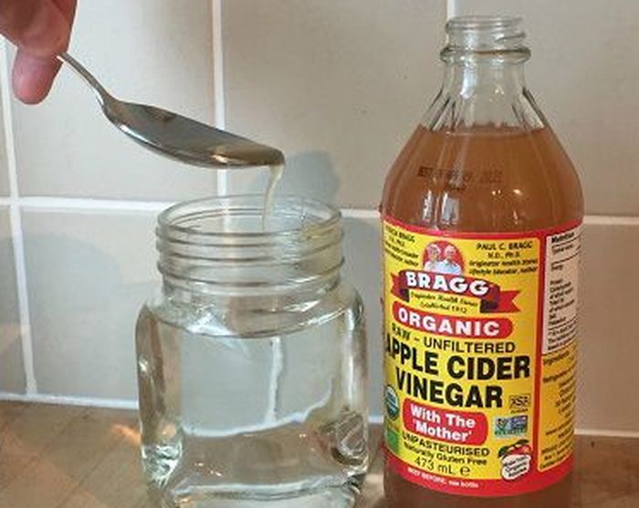 Убрать лишний уксус. Как убрать лишний маринад из мяса. Как убрать лишний уксус из борща. Уксус фото. Уксус и лимонная кислота.