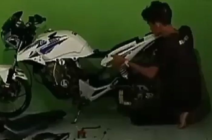 Pemuda kena marah orang tua karena hobi bongkar pasang motor