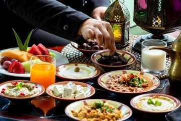 Berbuka puasa dengan langsung makan besar ternyata cukup berisiko bagi kesehatan tubuh.