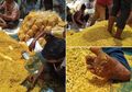 Jauh Dari Kata Higienis, Proses Pengemasan Snack Curah Ini Bikin Muntah yang Pengen Beli, Diletakkan di Lantai dan Diinjak-injak Kaki Para Pekerjanya