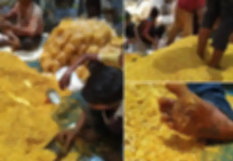 Proses Pengemasan Snack Curah Pasaran Ini Sungguh Bikin Muntah, Cuma Beralas Terpal dan Diinjak-injak oleh Para Pekerjanya