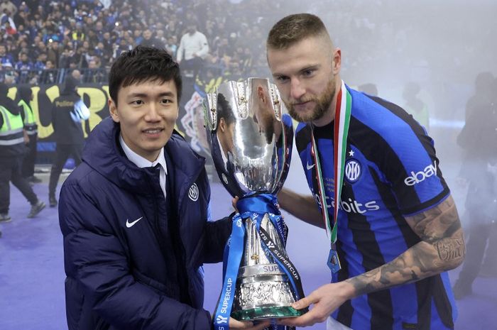 Milan Skriniar (kanan) bersama Presiden Inter Milan, Steven Zhang, dengan trofi Piala Super Italia. Skriniar telah sepakat tinggalkan Inter untuk gabung dengan PSG.