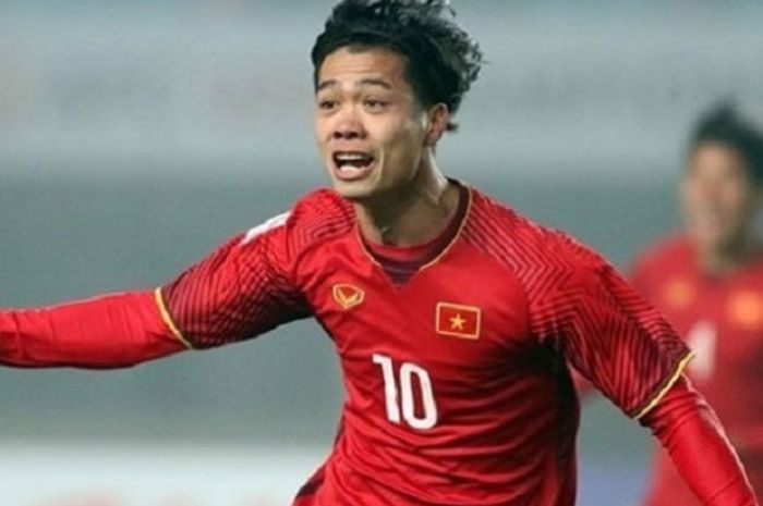  Striker timnas Vietnam, Nguyen Cong Phuong merayakan golnya dalam pertandingan persahabatan.