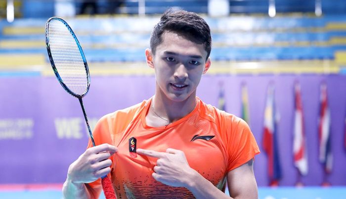 Pebulu tangkis tunggal putra Indonesia, Jonatan Christie, berpose setelah menyumbangkan poin pertama untuk Indonesia pada final beregu putra SEA Games 2019 di Muntinlupa Sports Center, Rabu (4/12/2019).