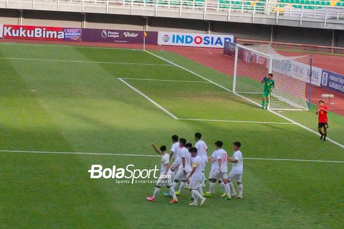 Selebrasi Nguyen Thanh Nhan usai timnas U-19 Vietnam mencetak gol ke gawang Timor Leste dalam laga grup F Kualifikasi Piala Asia U-20 2023, di Stadion Gelora Bung Tomo, Surabaya, Jumat (16/9/2022).
