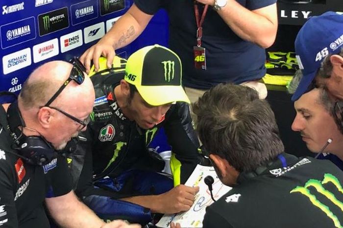 Pembalap Monster Energy Yamaha, Valentino Rossi sedang berdiskusi dengan krunya pada MotoGP Catalunya 2019