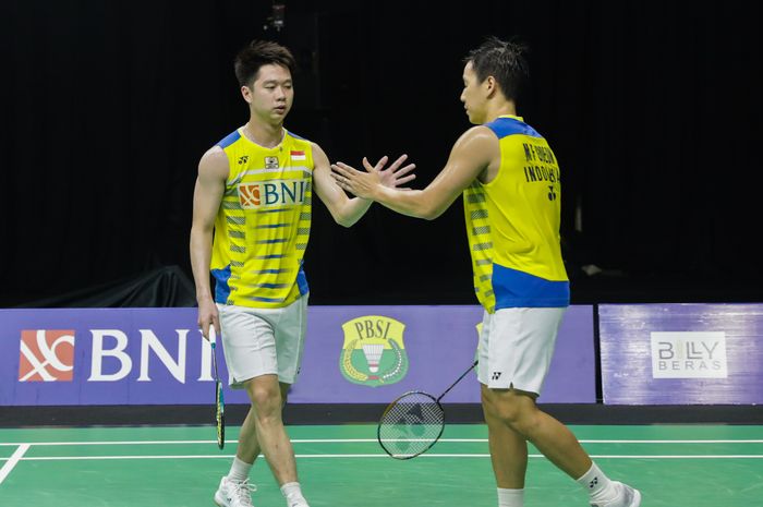 Pasangan ganda putra nomor satu dunia asal Indonesia, Marcus Fernaldi Gideon/Kevin Sanjaya Sukamuljo, melakukan tos di sela pertandingan melawan Pramudya Kusumawardana/Yeremia Erich Yoche Yacob Rambitan pada Simulasi Olimpiade Tokyo 2020 di Hall Pelatnas PP PBSI, Cipayung, Jakarta Timur, Kamis (17/6