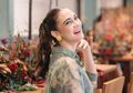 Rela Duduk Ngemper Demi Foto dengan Patung BTS, Luna Maya Justru Cuek Letakkan Tas Mewah Rp294 Juta di Lantai