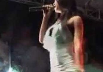 Demi Saweran yang Tak Seberapa, Biduan Dangdut ini Goyang Panas di Panggung Hingga Rela Buka Bra dan Setengah Telanjang, Beginilah Nasibnya Kini