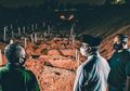 Anies Baswedan tiba-tiba Datang ke Pemakaman Tengah Malam, Apa Tujuannya?