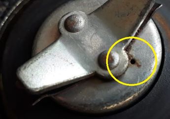 Cewek Perlu Tahu Soal Lubang Kecil di Tutup Tangki Motor, Bisa Bikin Mendadak Mogok