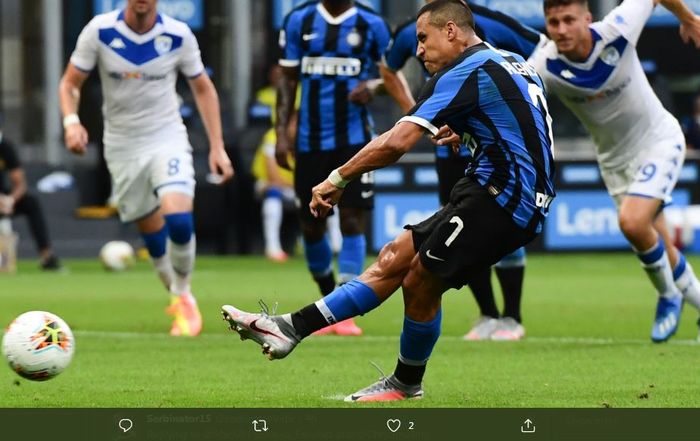 Alexis Sanchez cetak gol Inter Milan lewat tendangan penalti ke gawang Brescia dalam laga Liga Italia di Giuseppe Meazza, 1 Juli 2020.