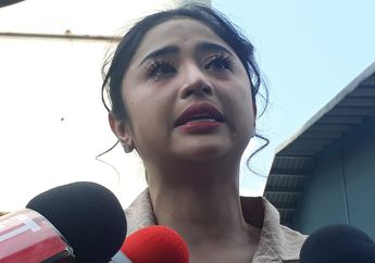 Berderai Air Mata, Dewi Perssik Ungkap Kehilangan Semangat Bekerja Usai Ditinggal Sang Ayah