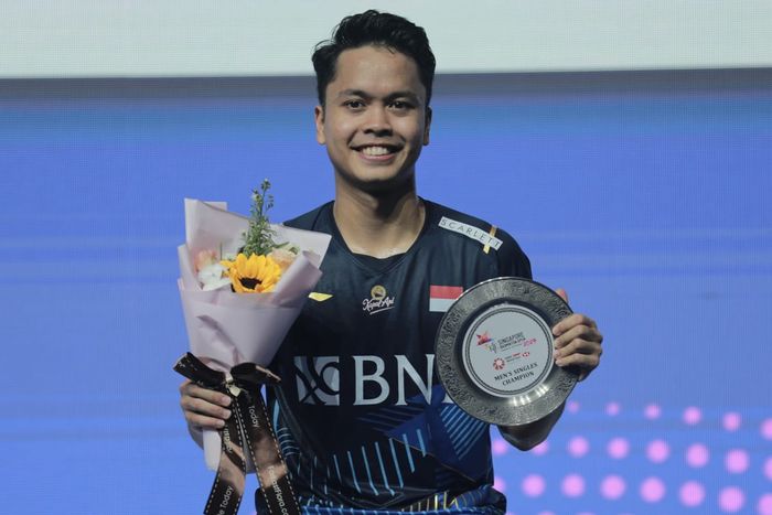 Tunggal putra Indonesia, Anthony Sinisuka Ginting, berpose di podium setelah menjuarai Singapore Open 2023 di Singapore Indoor Stadium, Kallang, Singapura, 11 Juni 2023.