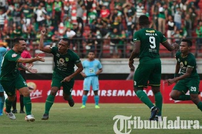 Para pemain Persebaya Surabaya merayakan gol ke gawang Persela Lamongan dalam duel Liga 1 2019 di Stadion Gelora Bung Tomo, Surabaya, Senin (1/7/2019) sore WIB.