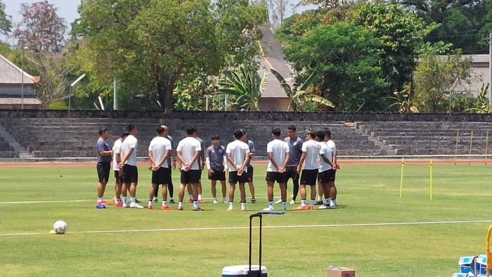 Suasana latihan timnas U-23 Indonesia di Stadion Sriwedari, Solo, Minggu (10/9/2023).