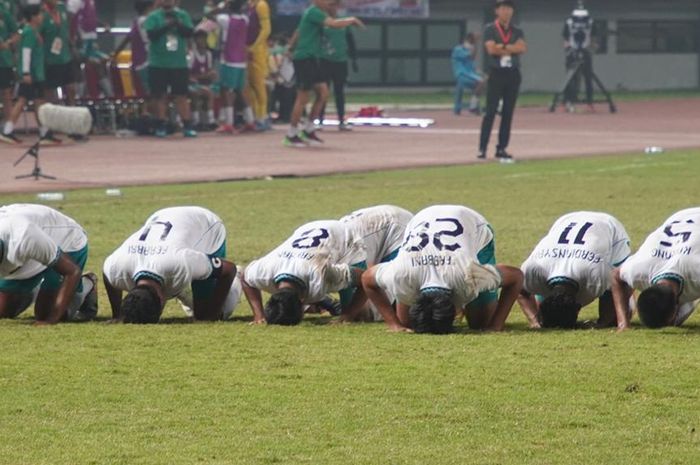 Selebrasi sujud syukur pemain Timnas Indonesia yang dikira ritual penyembah rumput oleh netizen Kamboja.