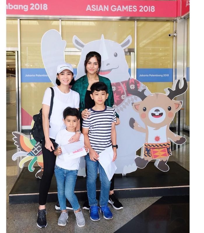 Bunga Zainal saat menyaksikan Asian Games dengan anak tirinya