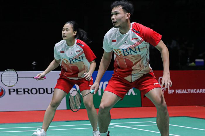 Aksi pasangan ganda campuran Indonesia, Rinov Rivaldy/Pitha Haningtyas Mentari, pada partai puncak Malaysia Masters 2022 di Axiata Arena, Kuala Lumpur, Minggu (10/7/2022)