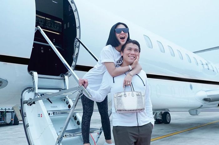 Sosok Perempuan yang dampingi Syahrini buat warganet salah fokus dan teringat dengan Luna Maya